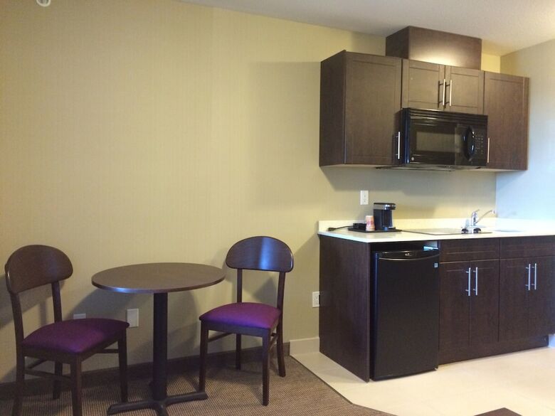 Hotel Meridian Inn & Suites