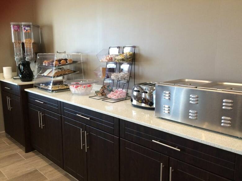 Hotel Meridian Inn & Suites