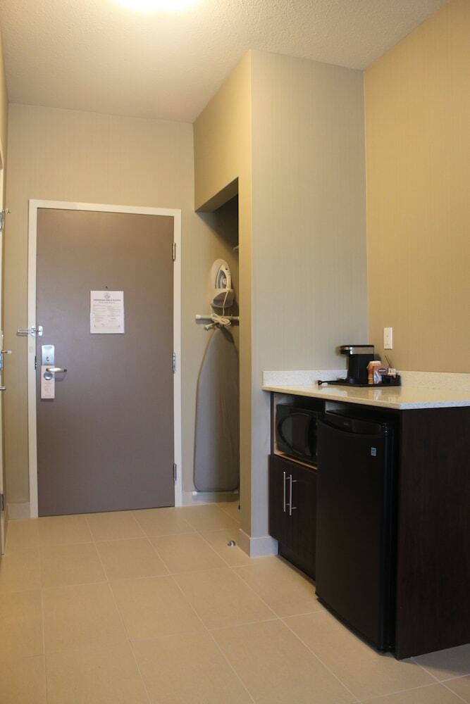 Hotel Meridian Inn & Suites