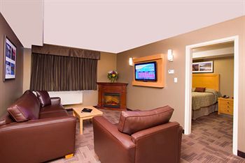 Hotel Woodlands Inn & Suites