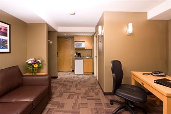 Hotel Woodlands Inn & Suites