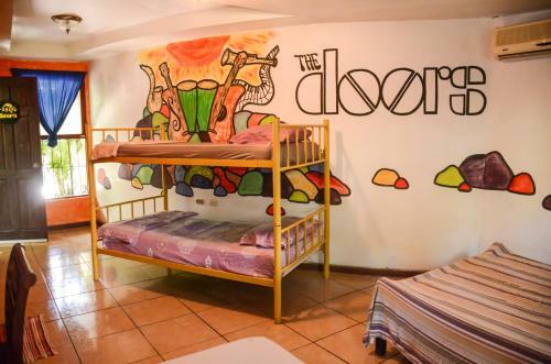 Pura Vida Hostel Tamarindo