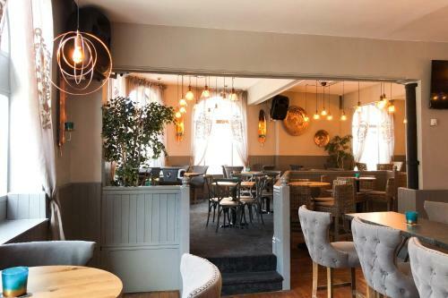 Hostal The Derby Hotel