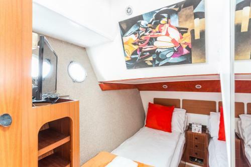 Riverscapes Heated Yacht Eucala