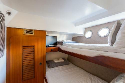 Riverscapes Heated Yacht Eucala