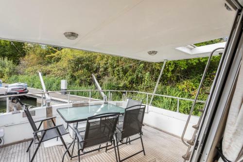 Riverscapes Heated Yacht Eucala