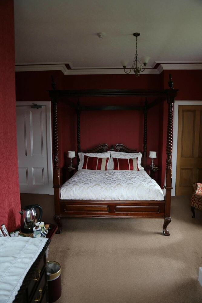 Hostal The Pines Guesthouse