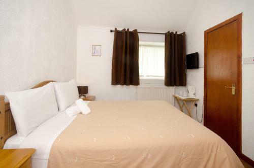 Hostal Bridge House Guest House