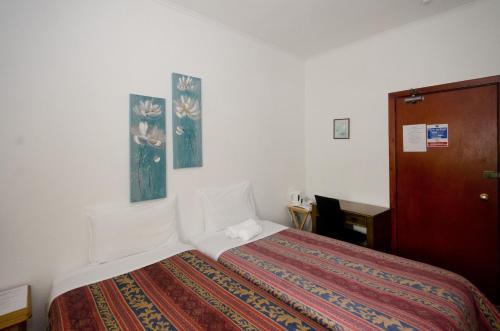 Hostal Bridge House Guest House