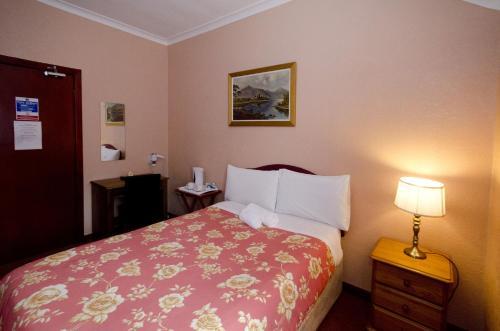 Hostal Bridge House Guest House