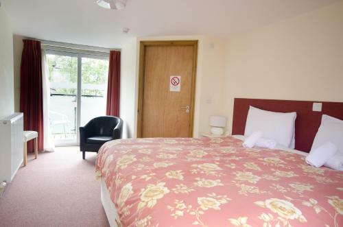 Hostal Bridge House Guest House