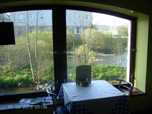Hostal Bridge House Guest House