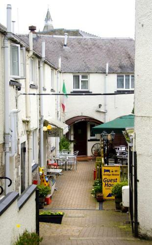 Hostal Bridge House Guest House
