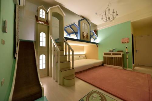 Bed & Breakfast Happiness Childhood