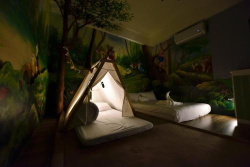 Bed & Breakfast Happiness Childhood
