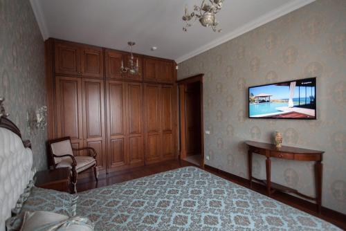 Apartment On Franzuskiy Boulevard 9