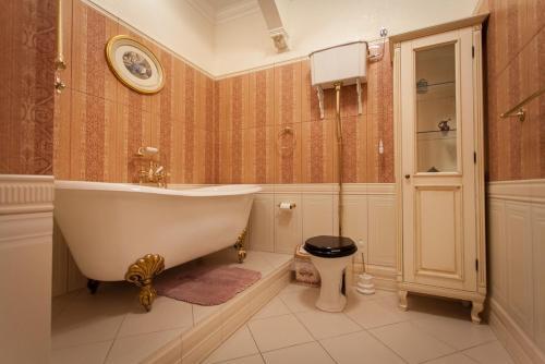 Apartment On Franzuskiy Boulevard 9