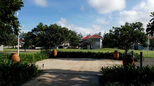 Ocean Apartment Spa & Golf Danang