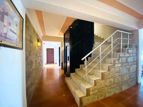 Four Seas Apart Hotel