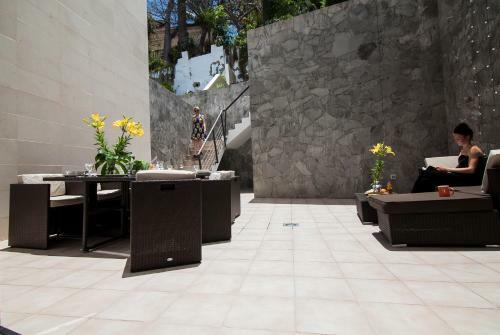 Castillo Apartments