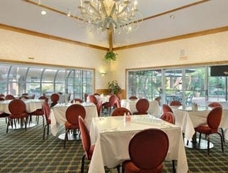 Hotel Ramada Inn & Suites