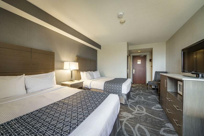 Hotel Monte Carlo Inn Airport Suites