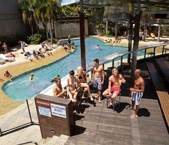 Gilligan's Backpackers Hotel And Resort