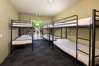 Gilligan's Backpackers Hotel And Resort