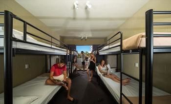 Gilligan's Backpackers Hotel And Resort