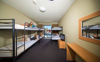 Gilligan's Backpackers Hotel And Resort