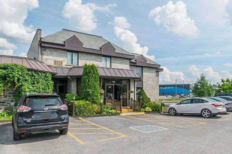Hotel Quality Inn  Suites Brossard