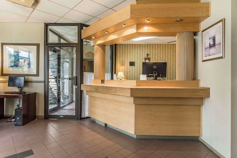 Hotel Quality Inn  Suites Brossard