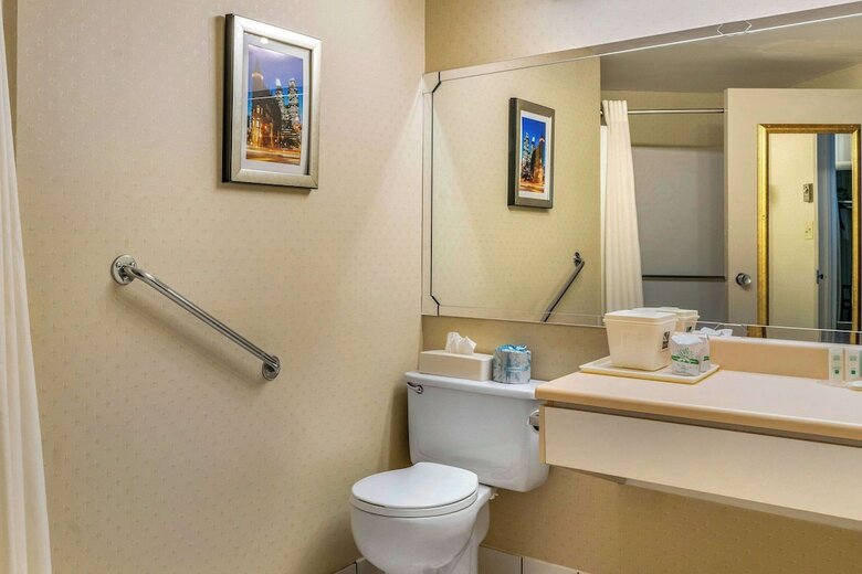 Hotel Quality Inn  Suites Brossard