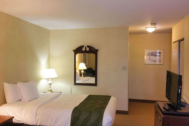 Hotel Quality Inn  Suites Brossard