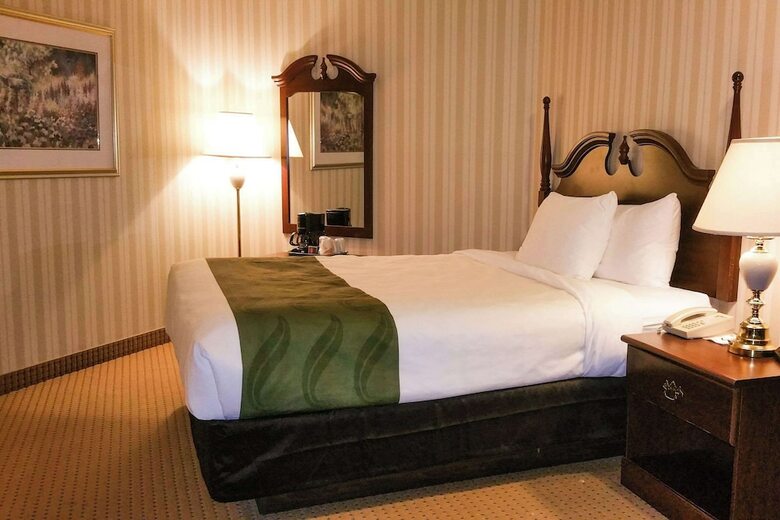 Hotel Quality Inn  Suites Brossard