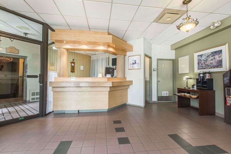 Hotel Quality Inn  Suites Brossard