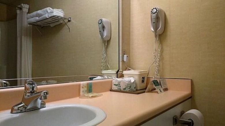 Hotel Quality Inn  Suites Brossard