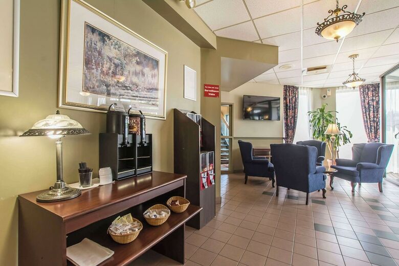 Hotel Quality Inn  Suites Brossard