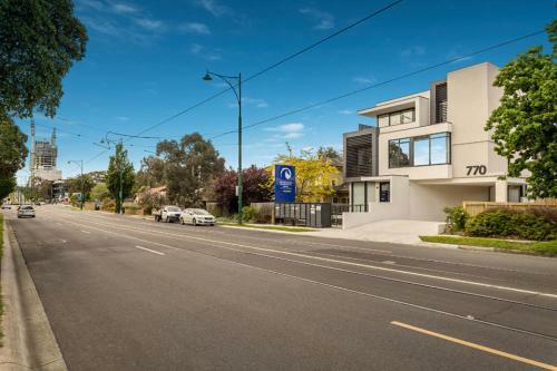 Whitehorse Apartments Hotel