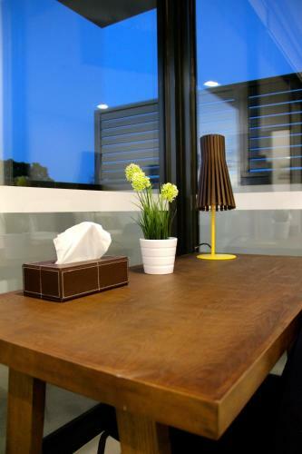 Whitehorse Apartments Hotel