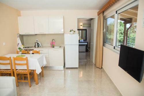 Brentanos Apartments - View Of Paradise