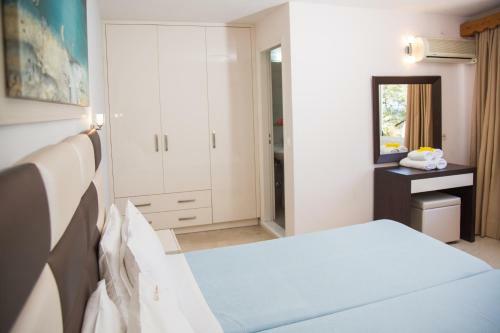 Brentanos Apartments - View Of Paradise
