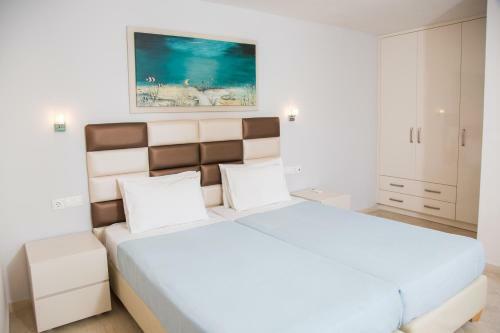 Brentanos Apartments - View Of Paradise