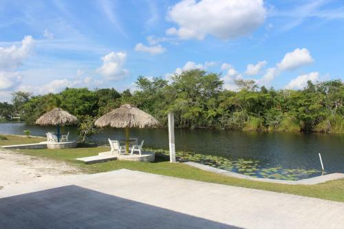 Hotel Lamanai Riverside Retreat