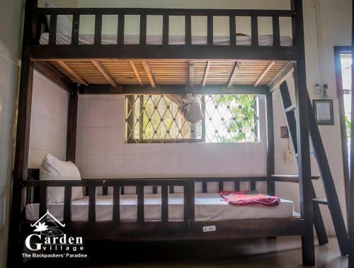 Hostal Garden Village Guesthouse & Pool Bar