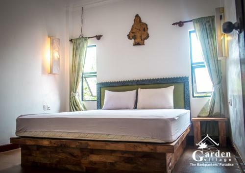 Hostal Garden Village Guesthouse & Pool Bar