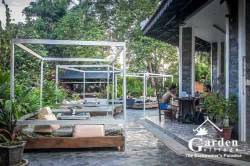 Hostal Garden Village Guesthouse & Pool Bar