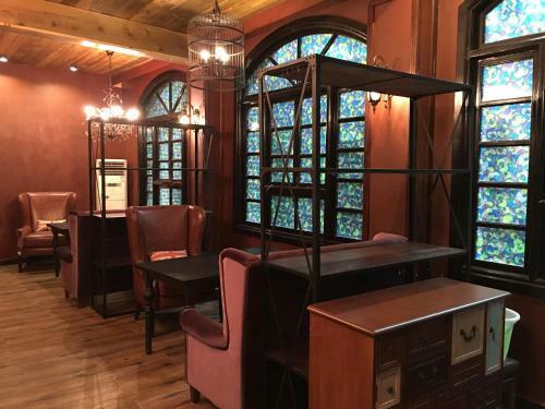 Old Time Lily Hotel