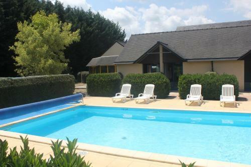 Hotel Logis Les Dineux Village