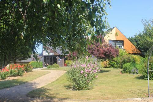 Hotel Logis Les Dineux Village